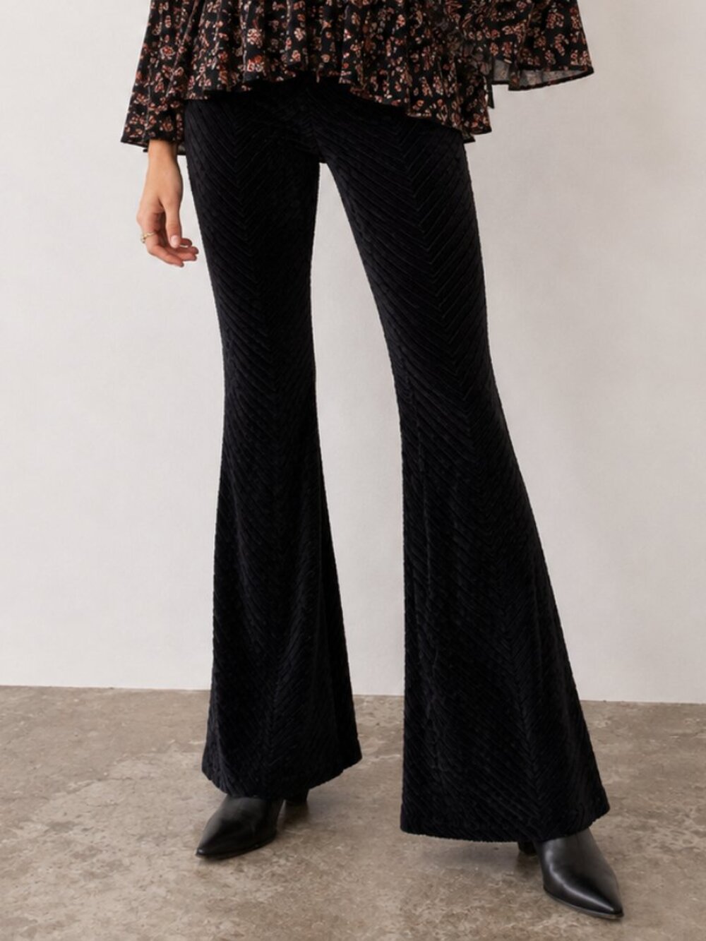 FREE PEOPLE Penny Pull-On Velvet Stretch Flare Pants Black Chevron Ribbed XS EUC